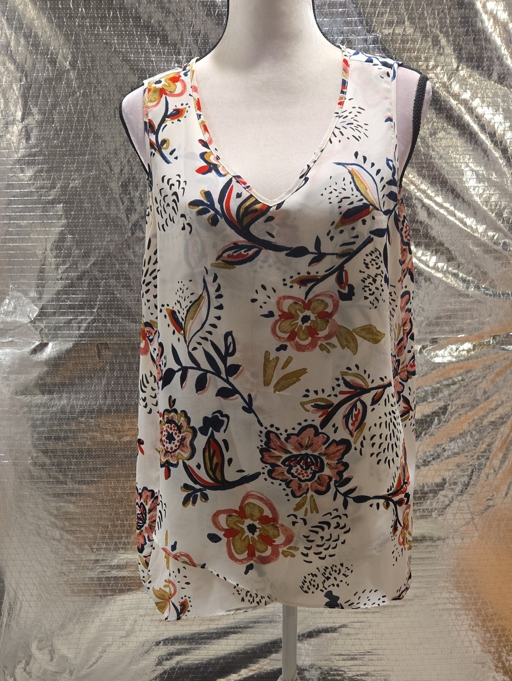 Chelsea & Theodore White Floral V-Neck Sleeveless Camisole